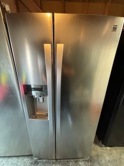 Kenmore 33"W Side By Side Stainless Steel Refrigerator 30"D 67"H 