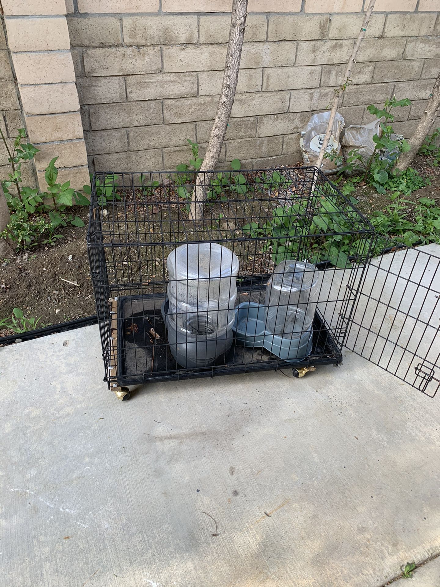 Dog Kennel & Water Bowls