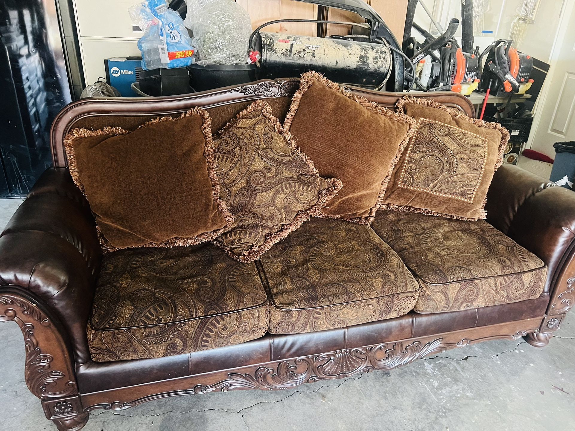 I’m Selling This Cauches They Are In Good Shape I’m Asking $450 ,00 OBO