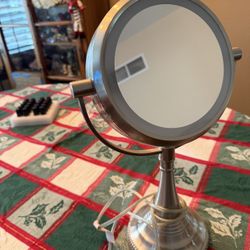 Lighted Magnifying Mirror 