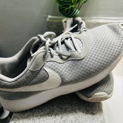 Nike Tennis Shoes Size 9 Adult 