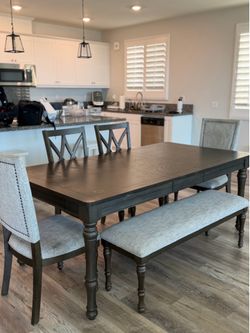 6 Piece Dining Room Table and Chair Set