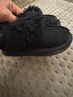 Lil girl slippers size 7c $5