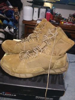 Men boots size 13