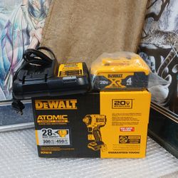NEW DEWALT 20V BRUSHLESS ATOMIC 1/2 IMPACT WRENCH KIT 