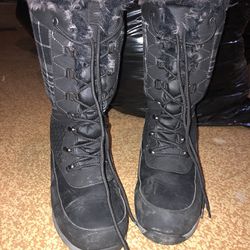 Women’s size 9 black snow boots