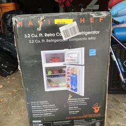 3.2 Cu Ft Retro Refrigerator Freezer 
