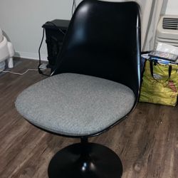 vintage saarinen tulip chair