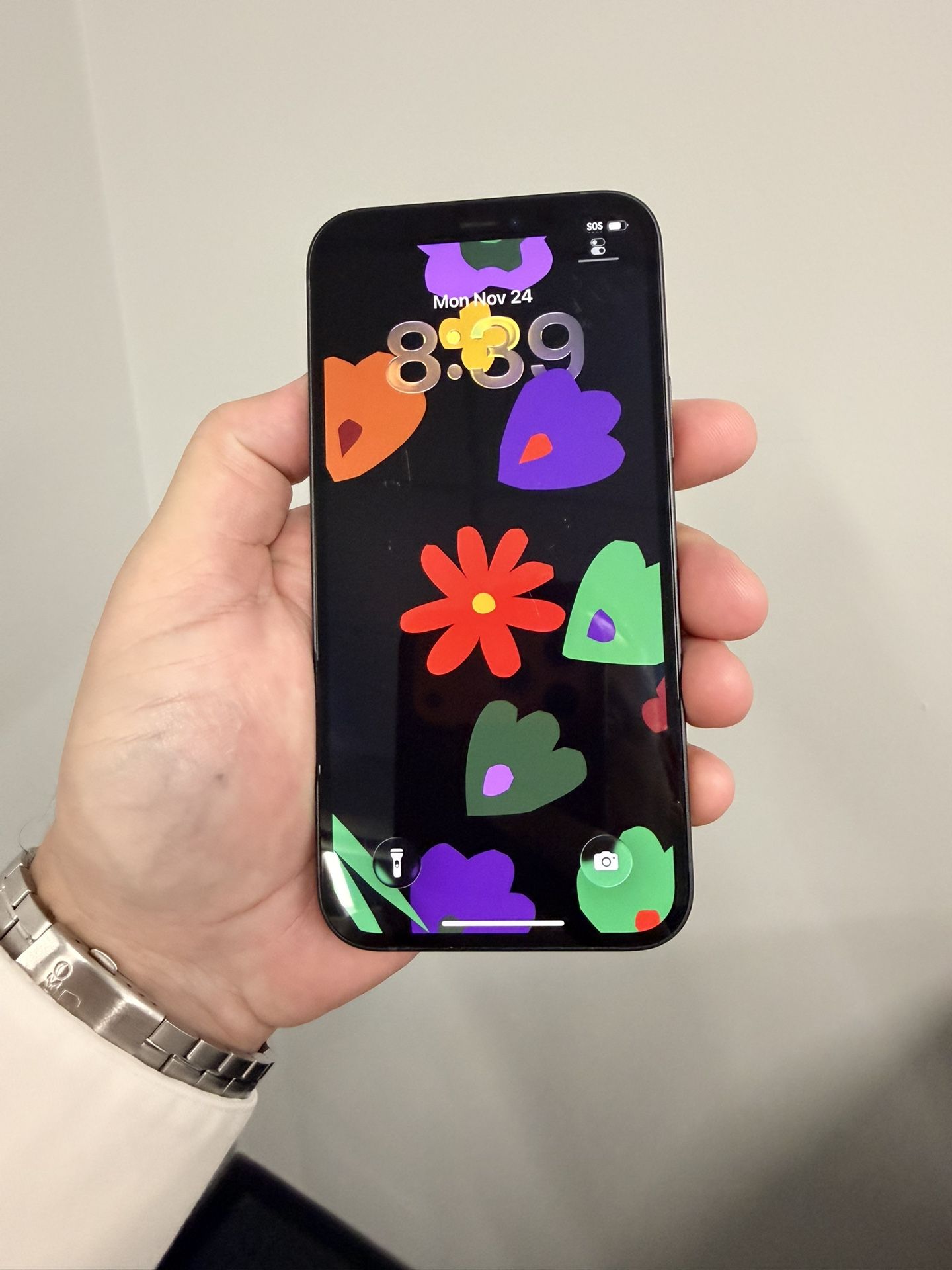 IPhone 12 64 GB,  Great Condition!. UNLOCKED use any carrier.  Hablo Espanol.    