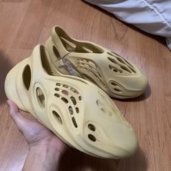 Adidas Yeezy Desert Sand Foam runner Size 6