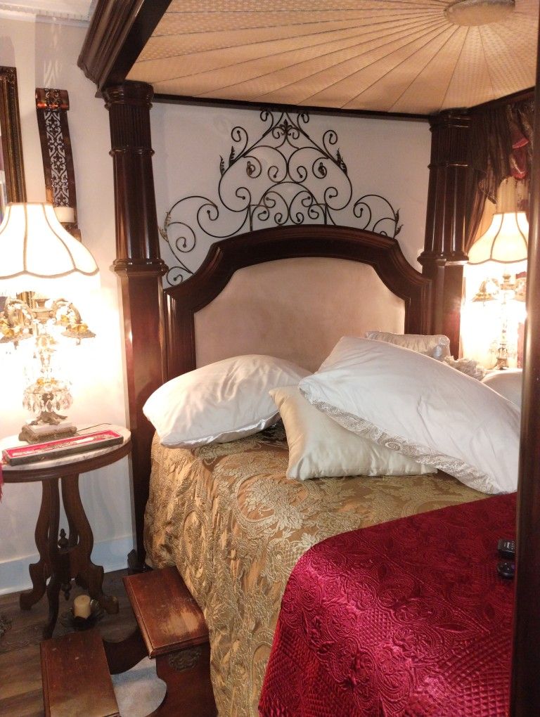 Queen Size Canopy Bed 