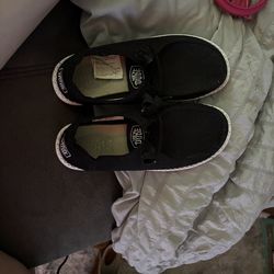 Size 5 in kids Black HEYDUDES