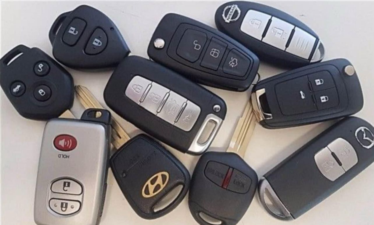 Car keys and remotes : llaves y controles