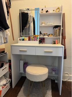 Makeup vanity