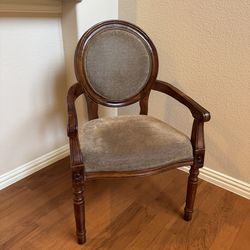 Traditional Accent Chairs (2)