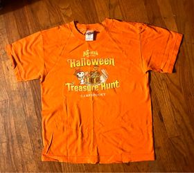 orange vintage Knott's Berry Farm Camp Spooky "Halloween Treasure Hunt" youth T-shirtfeaturing Snoopy dressed as a pirate with a treasure chest