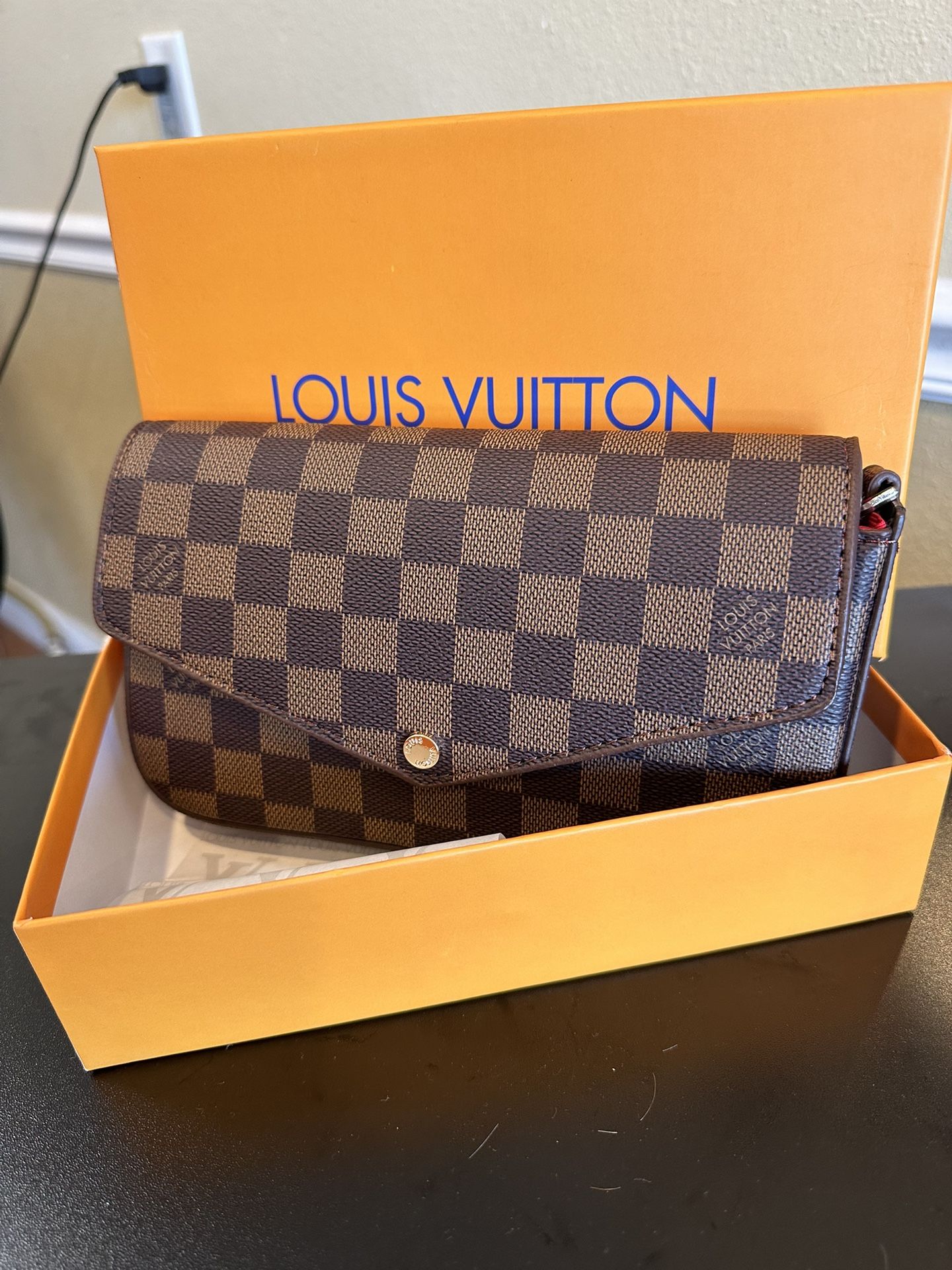 Lo/.ie Vut.0n Cross Body