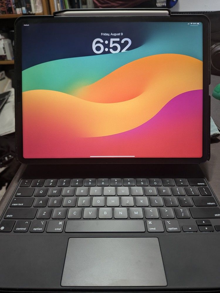 iPad Pro 12.9 5th Gen M1 128GB (WiFi + 5g) Magic Keyboard, Apple Pencil 2, Case Included