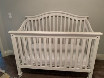 Baby and toddler crib