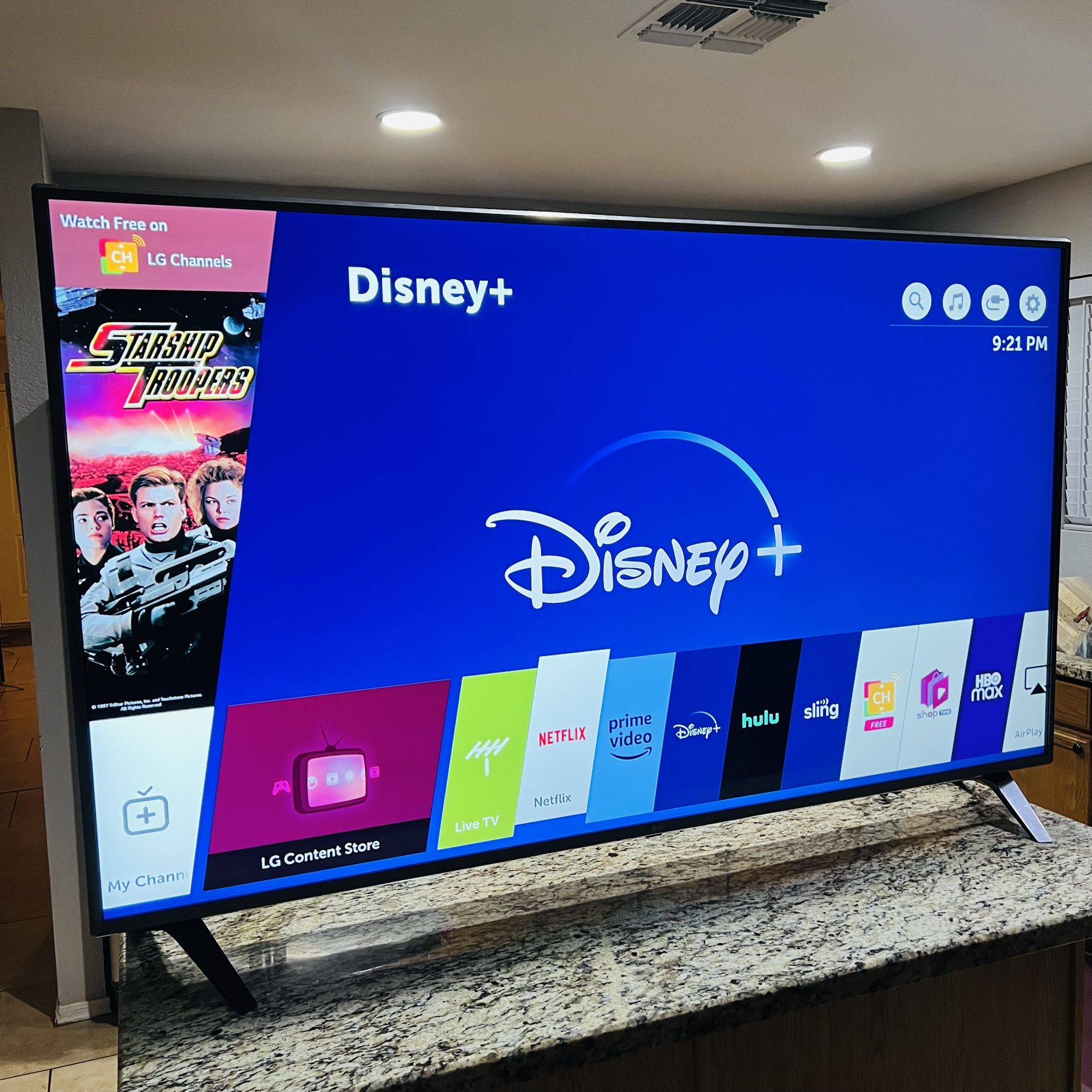 70” L/G Smart TV UHD HDR 4k! Excellent Picture!!