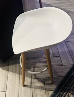 Set Of 4 Bar Stools With Wooden Legs