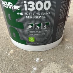 Pintura nueva semi G bonito color lléveselo por $70 dólares