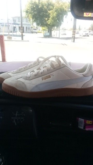 Pumas Size 7.5 Womens