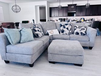 Grey Sectional couch w/pillows