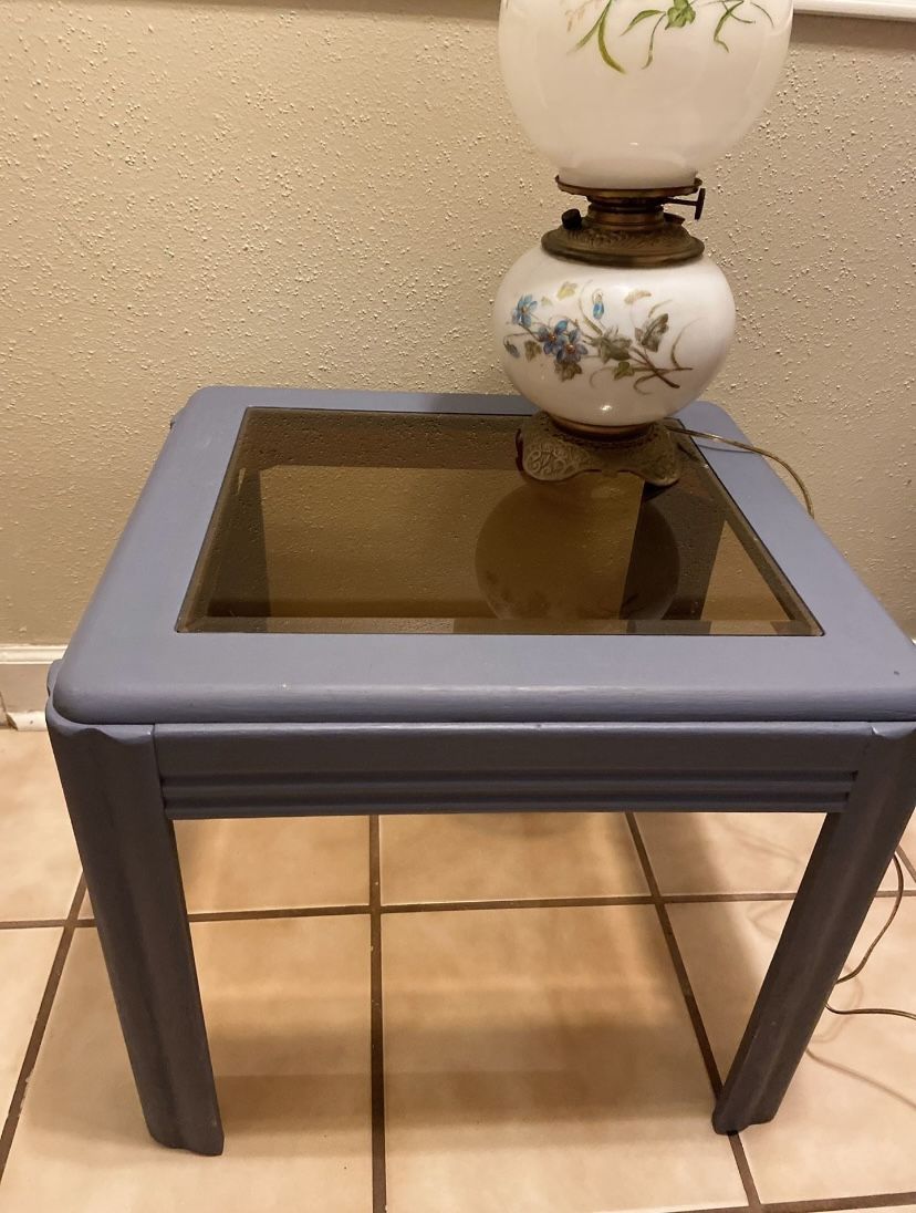 NICE SIDE TABLE/BEDSIDE TABLE W GLASS TOP