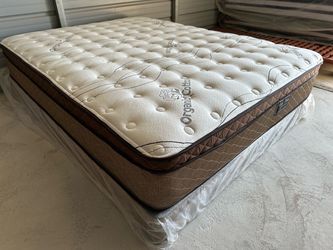 12in Queen Size Organic Cloud Comfort Europillow Top Mattress and Boxspring