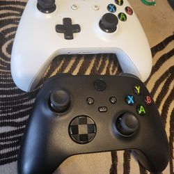 2 Xbox One Wireless Controllers Both In Excellent Condition 