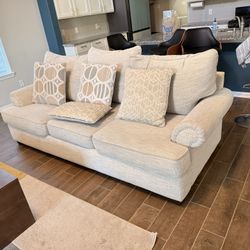 Couch With Throw Pillows