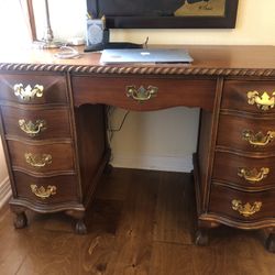 Beautiful Mahogany desk In Excellent Condition 