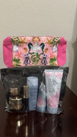 New - Estée Lauder Skin care Gift Set with Makeup case - Limited edition