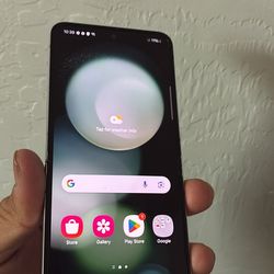 Samsung Z Flip5 256gb 5g. Like New & Unlocked!