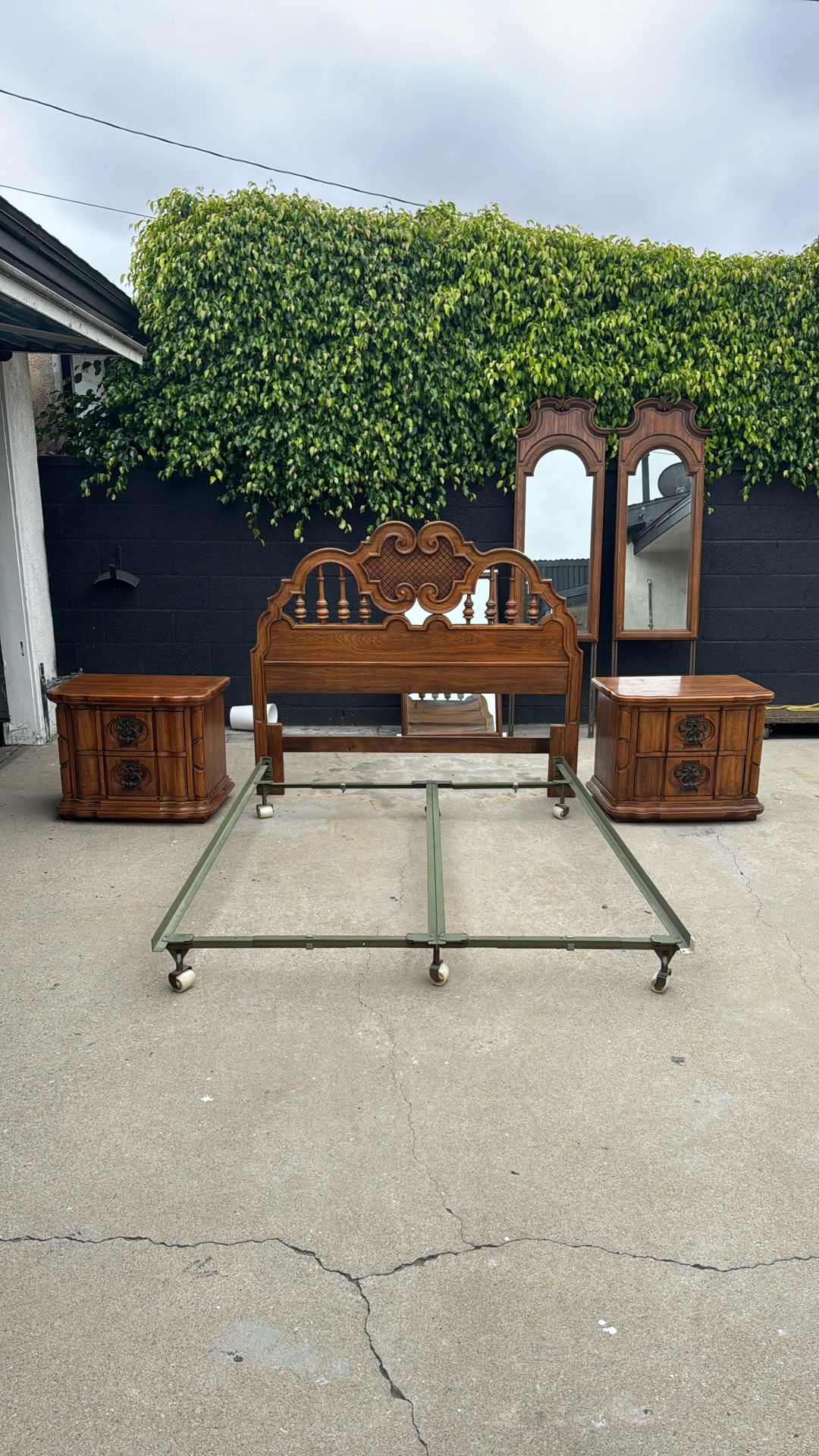 Real Wood Antique Queen Bedroom Set