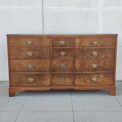 Dresser Henredon Bureau Serpentine Chest of 12 Drawers