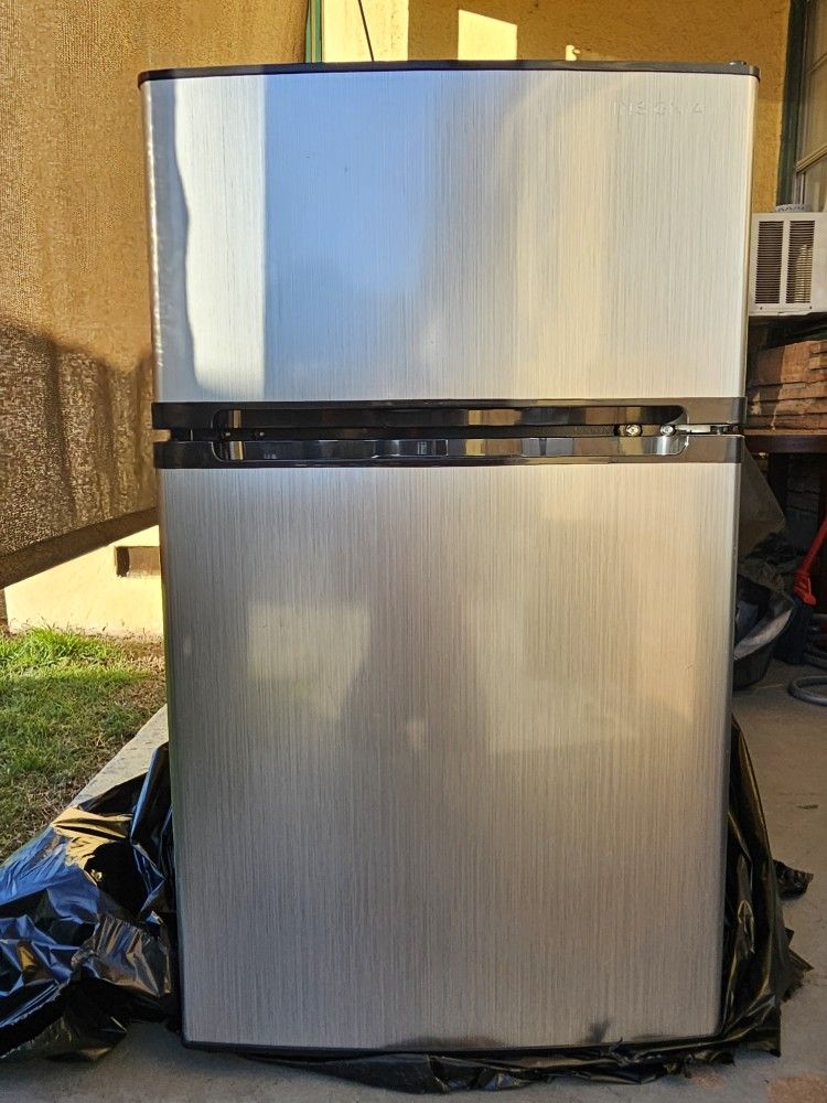 Insignia Mini Fridge w/freezer-3.0 Cu. Ft.