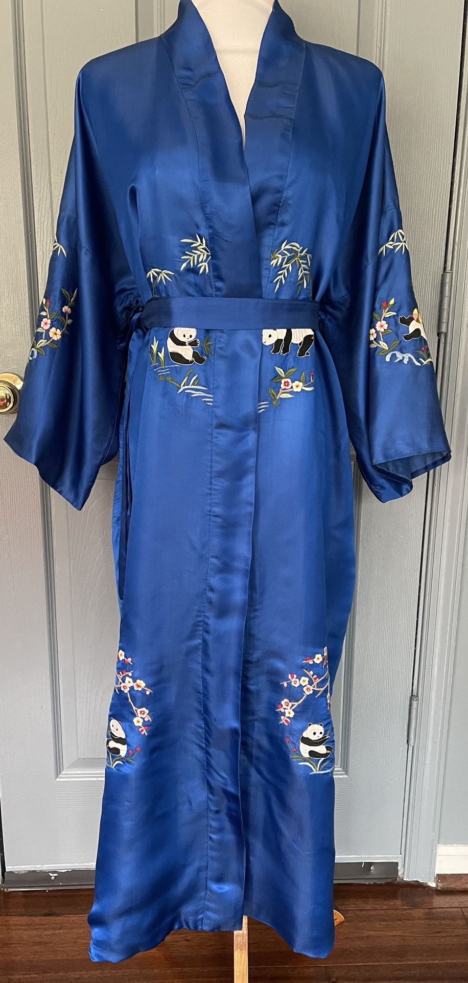 Vintage 100% Silk Royal Blue Pandas embroidered long Kimono Robe. Size Large