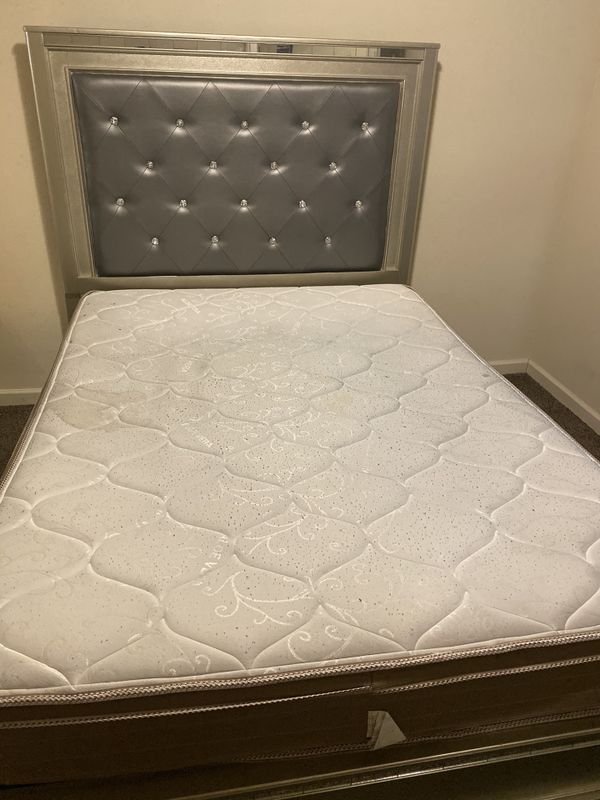 Ashley diamond queen bedroom set for Sale in New Orleans ...