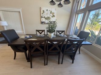 Beautiful Dining Table & 8 Chairs!!