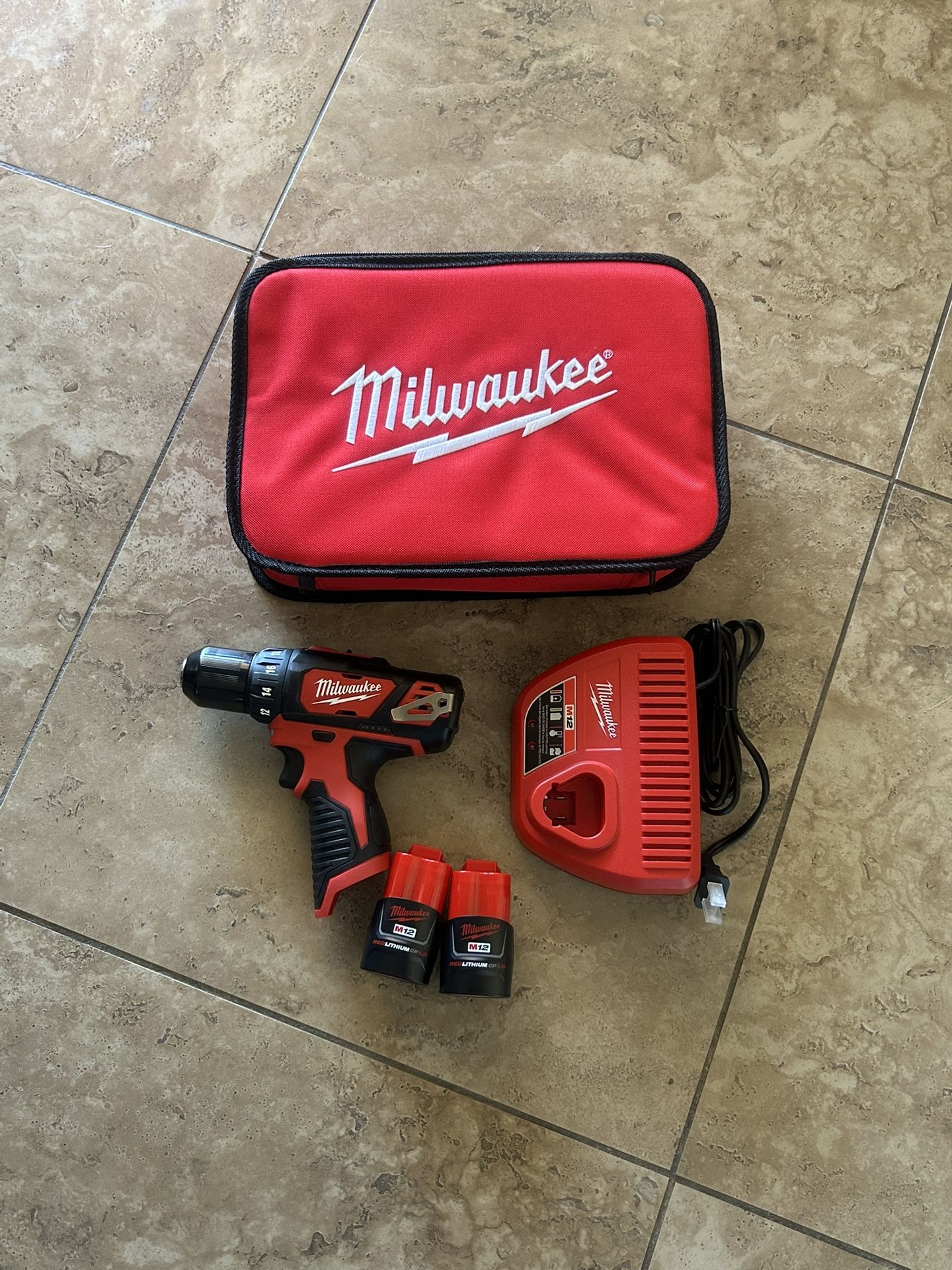 Milwaukee M12 Screwdriver Kit