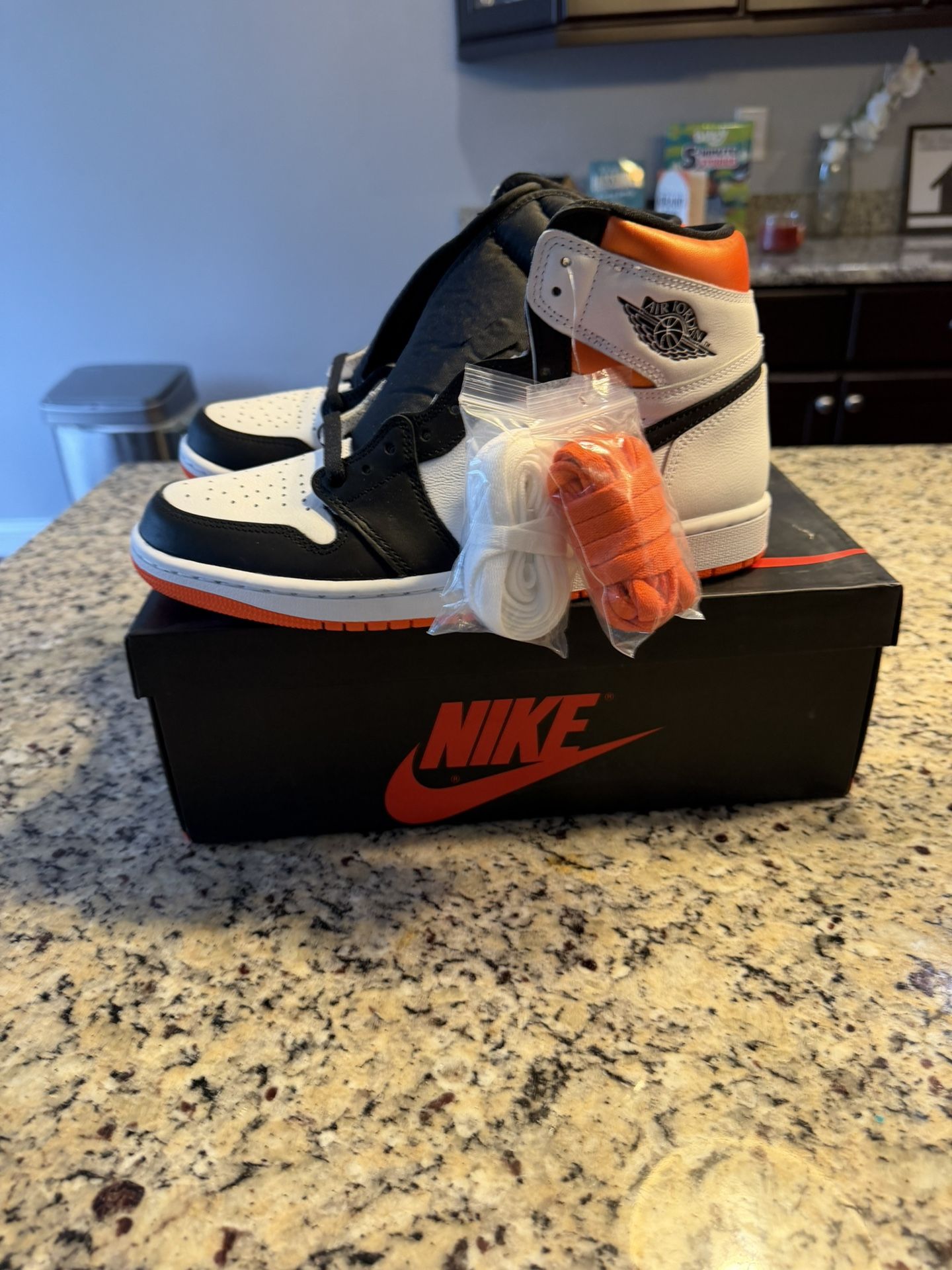 Size 8.5 Jordan 1 Retro High Electro Orange SKU 555088-180 Brand New