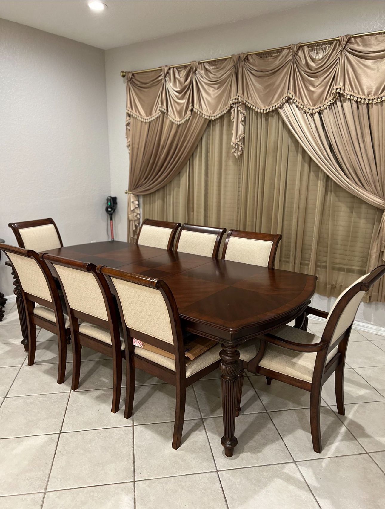 Dining Room Table With 8 Chairs Like New Shape Paid $3600