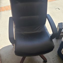 Very good condition leather office chair. 