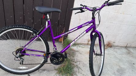 Beautiful Purple Ladies  Magna Glacier Point speed Mountain bike