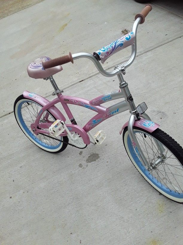KENT. 20" Lil Girls Bike..(like new)