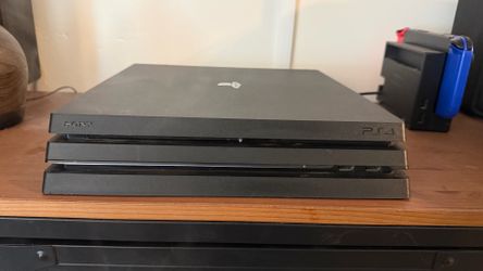 PS4 PRO 1TB W 2 CONTROLLERS