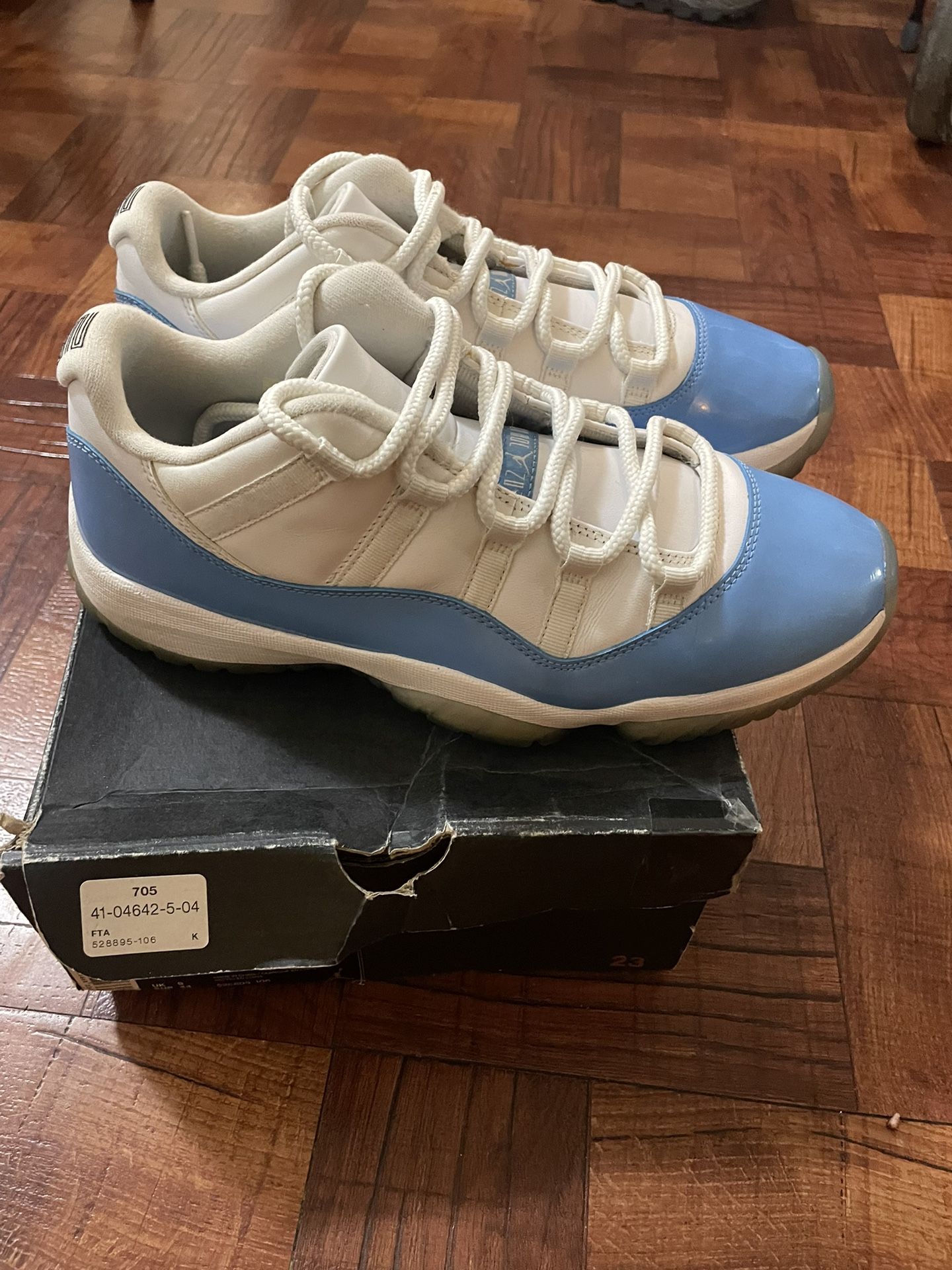Nike Jordan 11 Low UNC Size 10 Men's shoes