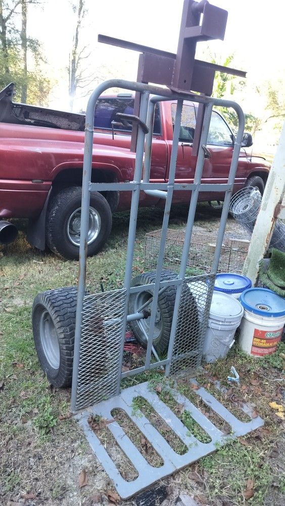 A Big Deli For Sale For $300 You Can Use It For Work Around Your Property